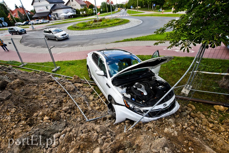 Przejechał przez środek ronda zdjęcie nr 206227