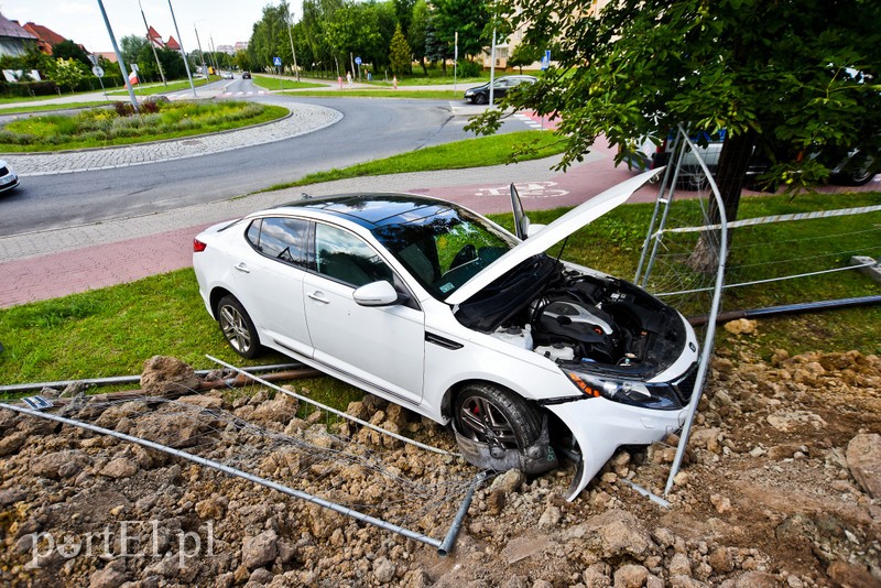 Przejechał przez środek ronda zdjęcie nr 206226