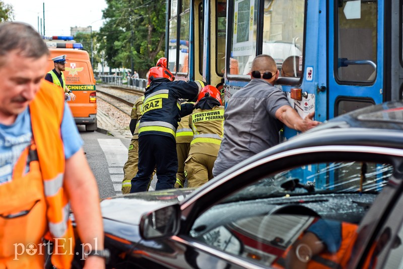 Zderzenie volkswagena z tramwajem zdjęcie nr 208467