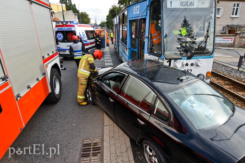 Zderzenie volkswagena z tramwajem zdjęcie nr 208458