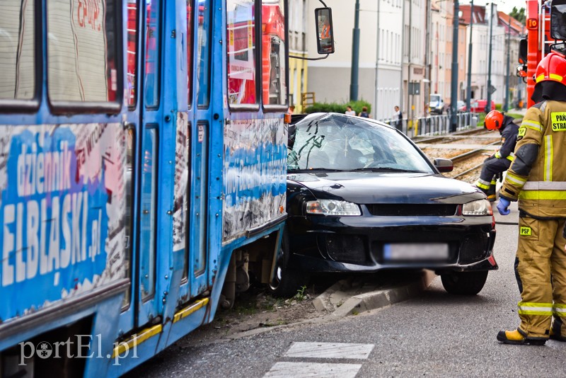 Zderzenie volkswagena z tramwajem zdjęcie nr 208462