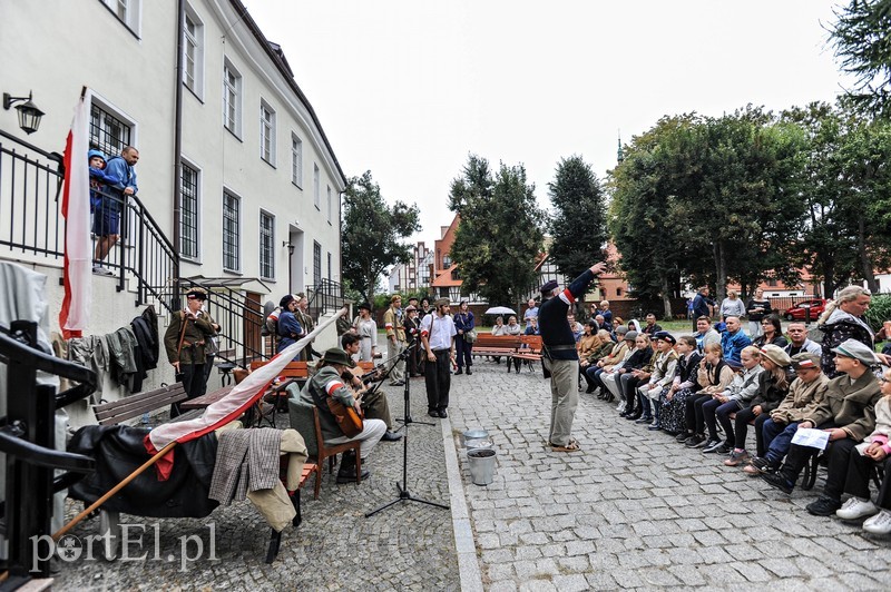 A przy barykadzie toczyło się życie... zdjęcie nr 210132