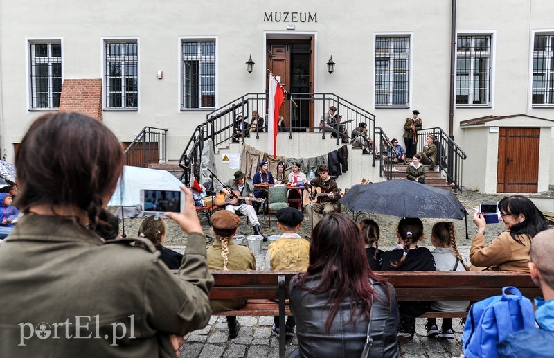 A przy barykadzie toczyło się życie... zdjęcie nr 210148