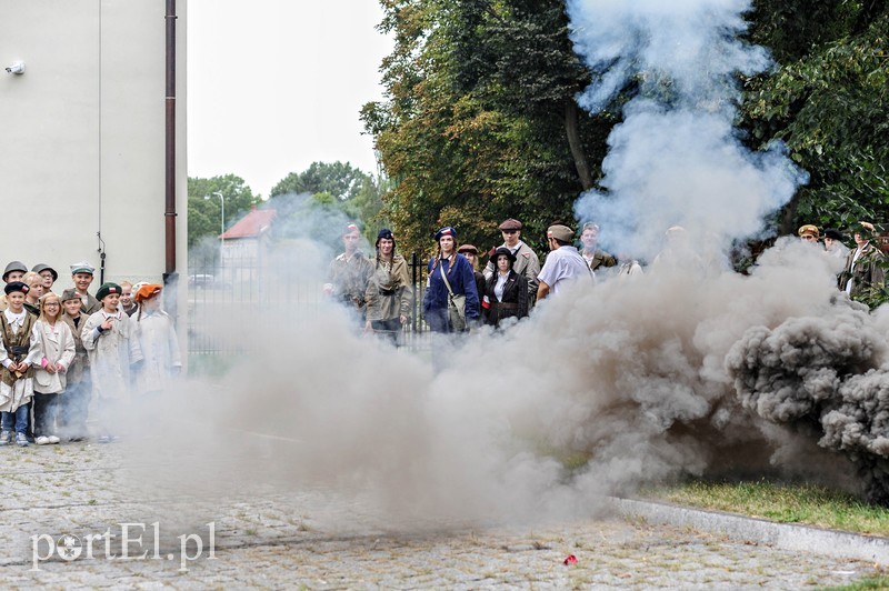 A przy barykadzie toczyło się życie... zdjęcie nr 210135