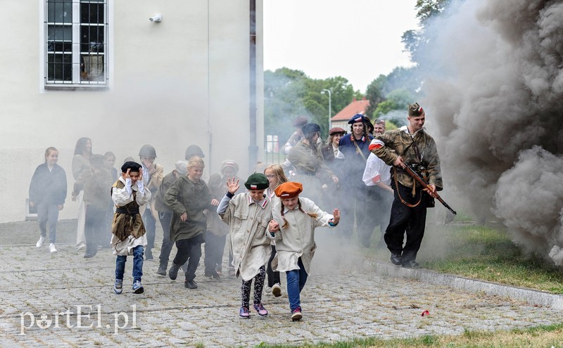 A przy barykadzie toczyło się życie... zdjęcie nr 210137