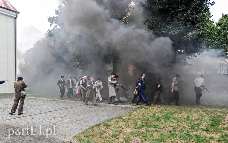 A przy barykadzie toczyło się życie... zdjęcie nr 210139