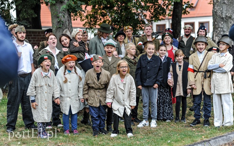 A przy barykadzie toczyło się życie... zdjęcie nr 210142