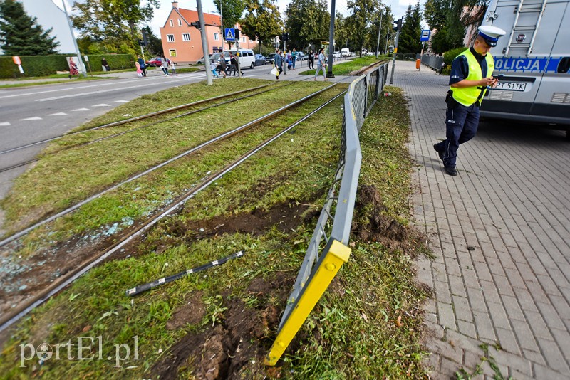 Kolizja volkswagena z tramwajem na al. Grunwaldzkiej zdjęcie nr 210262