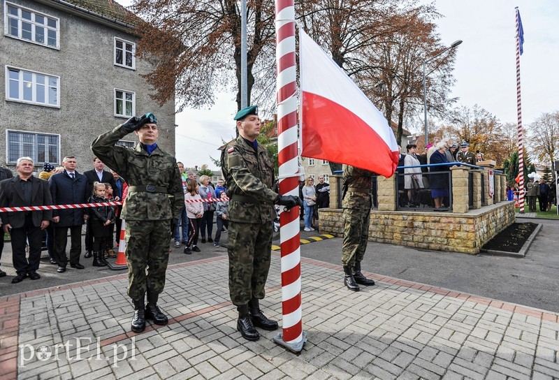  Pułk ma swój sztandar zdjęcie nr 213209