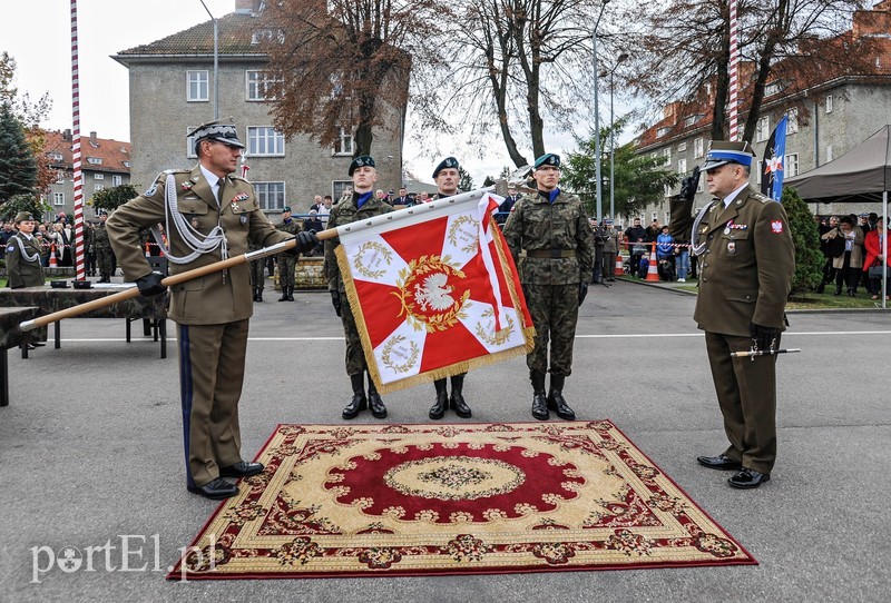  Pułk ma swój sztandar zdjęcie nr 213238