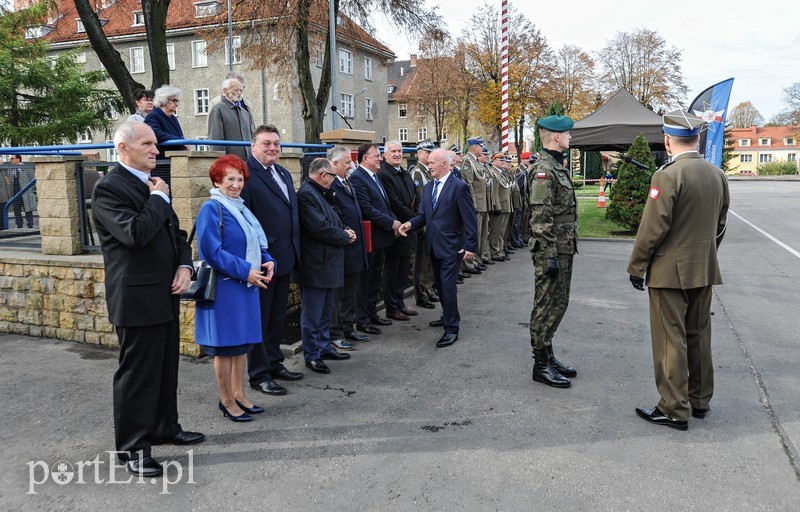  Pułk ma swój sztandar zdjęcie nr 213200