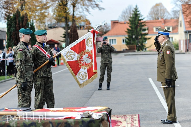  Pułk ma swój sztandar zdjęcie nr 213215