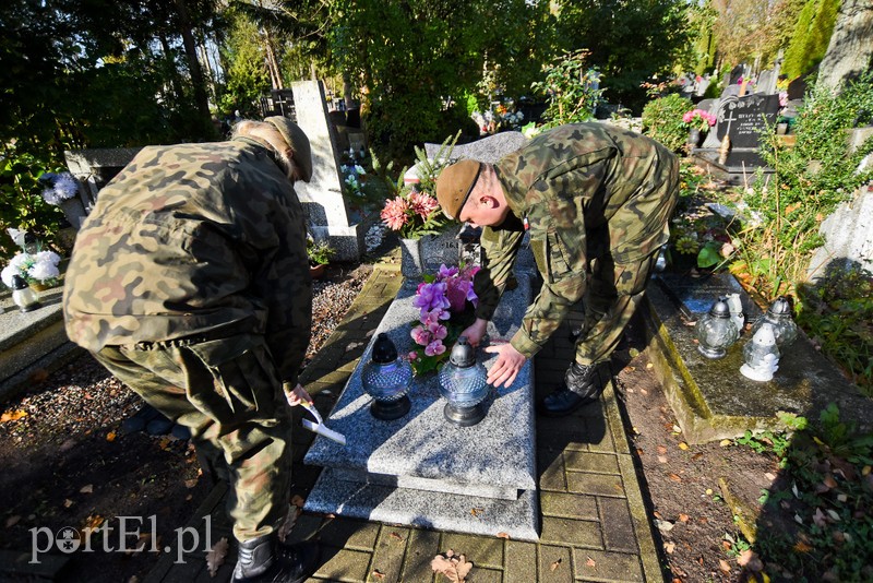 Sprzątali groby polskich bohaterów zdjęcie nr 213937