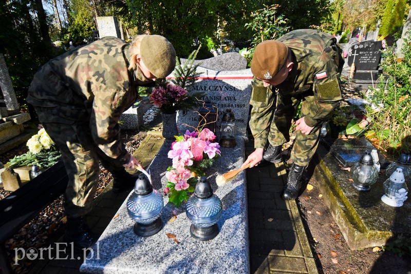 Sprzątali groby polskich bohaterów zdjęcie nr 213936