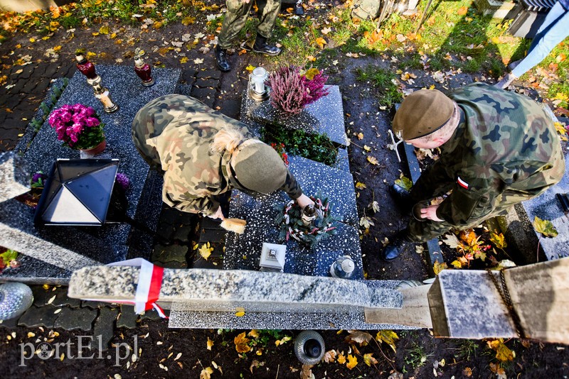Sprzątali groby polskich bohaterów zdjęcie nr 213952