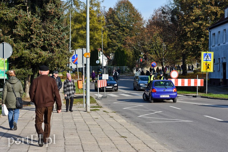 Elblążanie odwiedzają groby bliskich zdjęcie nr 214120