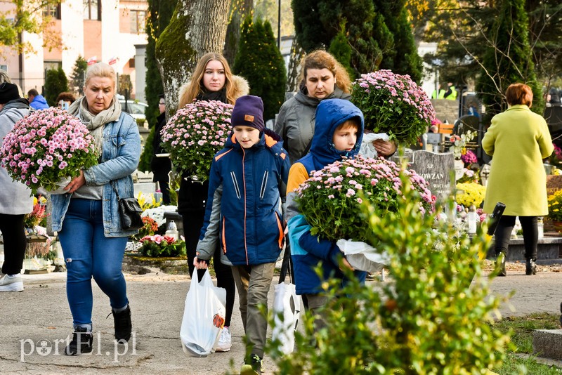 Elblążanie odwiedzają groby bliskich zdjęcie nr 214178