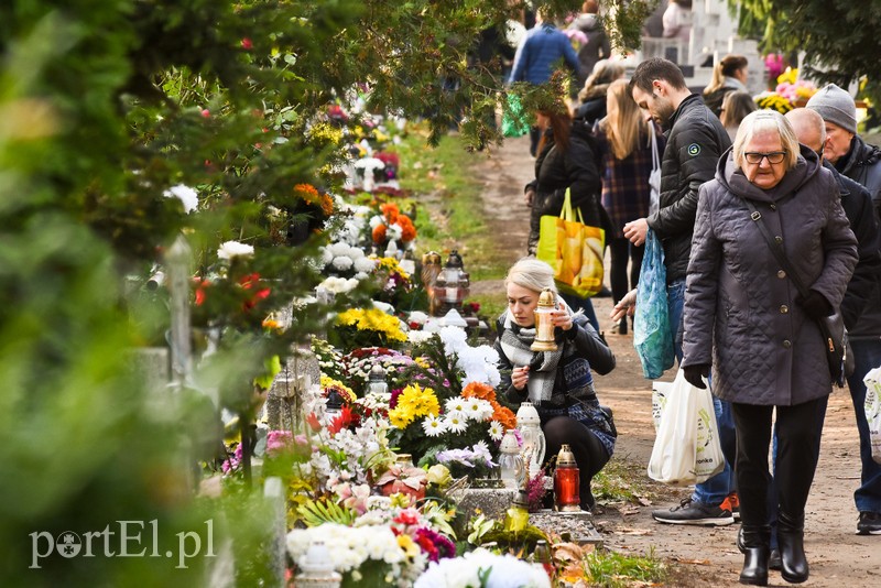 Elblążanie odwiedzają groby bliskich zdjęcie nr 214176