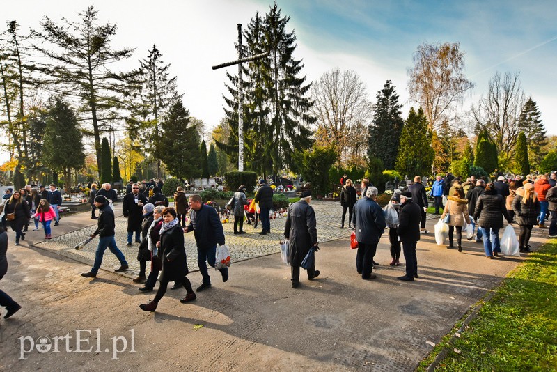 Elblążanie odwiedzają groby bliskich zdjęcie nr 214143