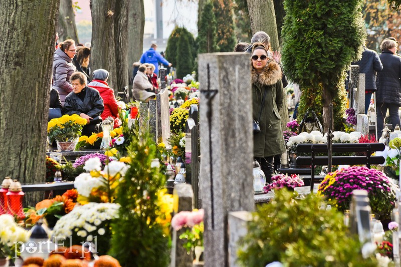 Elblążanie odwiedzają groby bliskich zdjęcie nr 214161