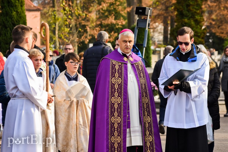 Elblążanie odwiedzają groby bliskich zdjęcie nr 214172