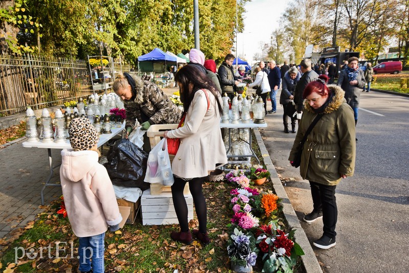 Elblążanie odwiedzają groby bliskich zdjęcie nr 214123