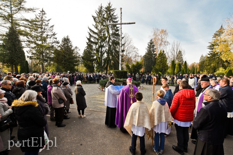 Elblążanie odwiedzają groby bliskich zdjęcie nr 214173