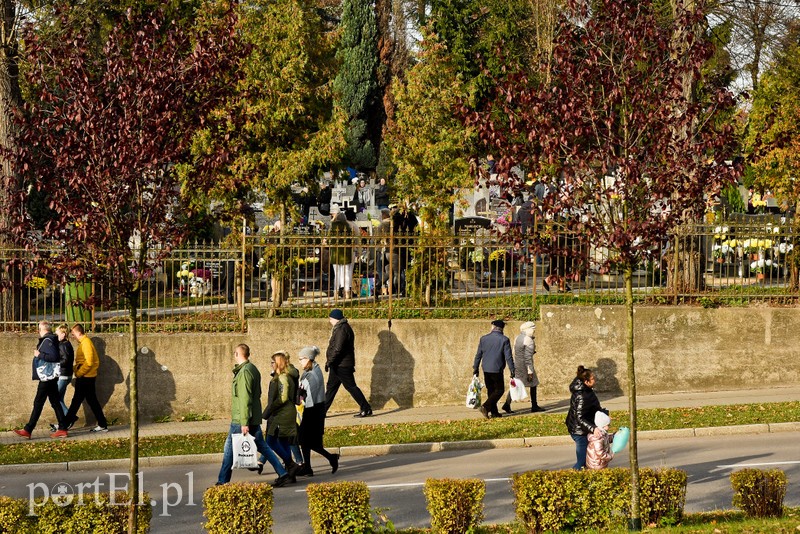 Elblążanie odwiedzają groby bliskich zdjęcie nr 214181