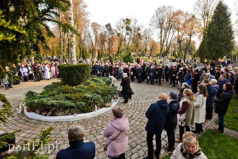 Elblążanie odwiedzają groby bliskich zdjęcie nr 214170