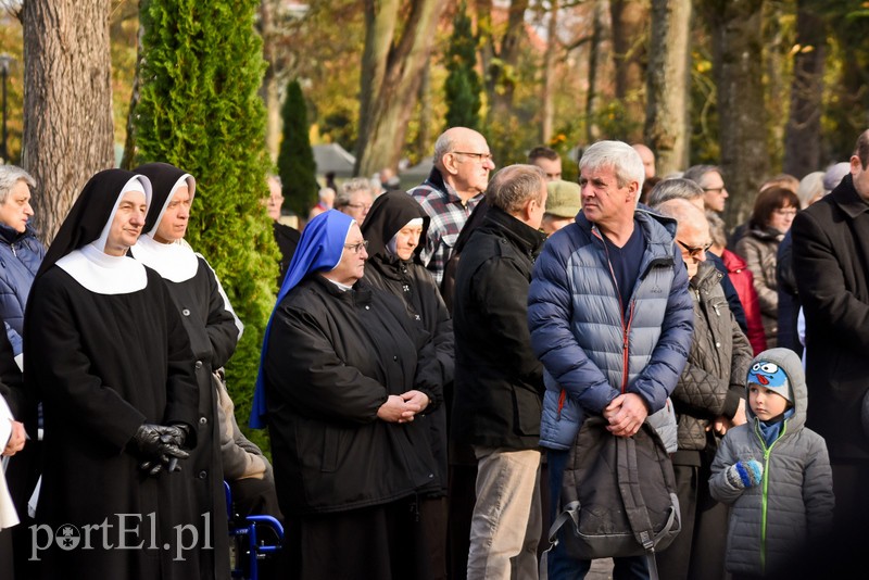 Elblążanie odwiedzają groby bliskich zdjęcie nr 214171