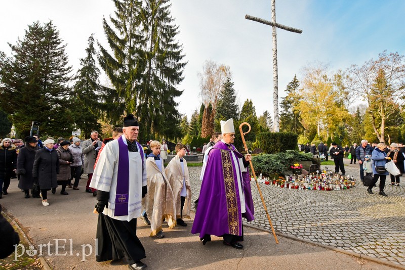 Elblążanie odwiedzają groby bliskich zdjęcie nr 214169