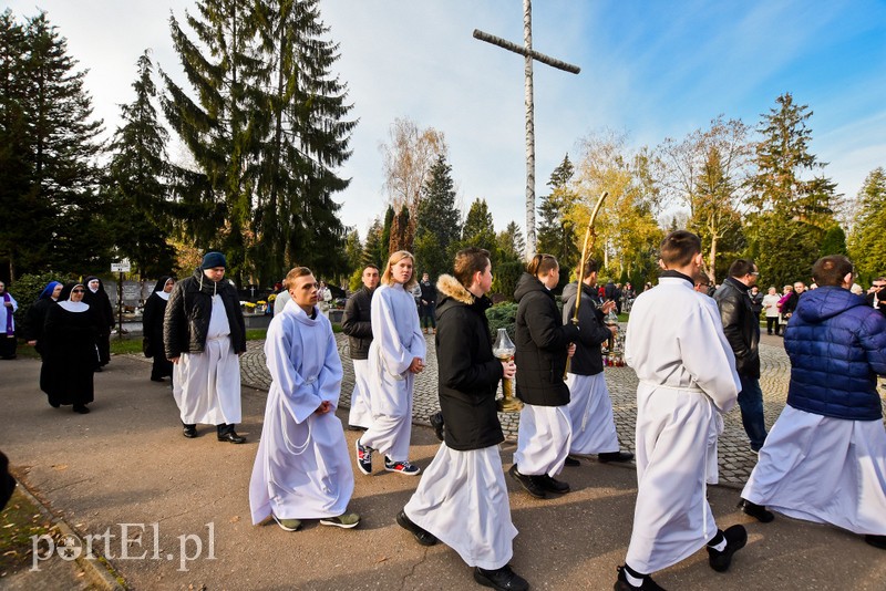 Elblążanie odwiedzają groby bliskich zdjęcie nr 214168