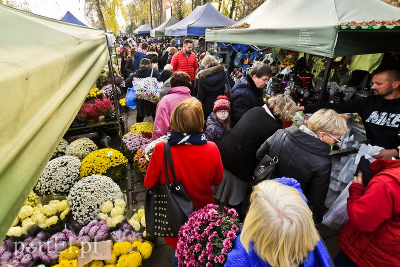 Elblążanie odwiedzają groby bliskich zdjęcie nr 214159