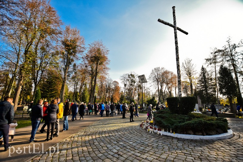 Elblążanie odwiedzają groby bliskich zdjęcie nr 214137