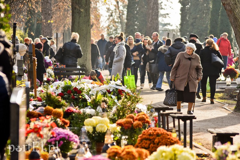 Elblążanie odwiedzają groby bliskich zdjęcie nr 214150