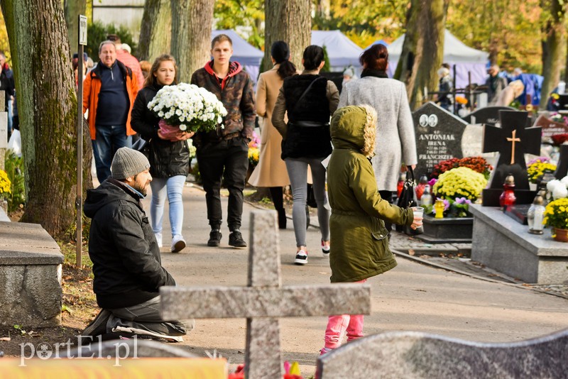 Elblążanie odwiedzają groby bliskich zdjęcie nr 214167