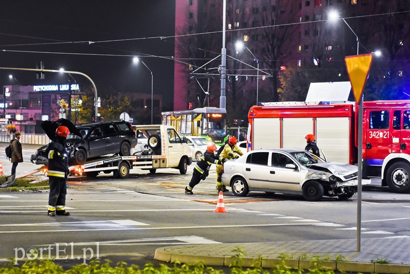 Zderzenie opla z volvo przed centrum handlowym zdjęcie nr 214411