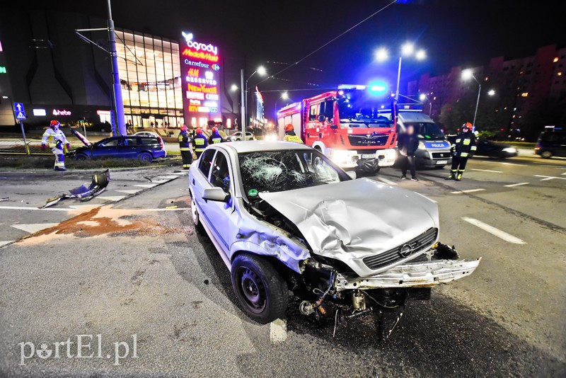 Zderzenie opla z volvo przed centrum handlowym zdjęcie nr 214405