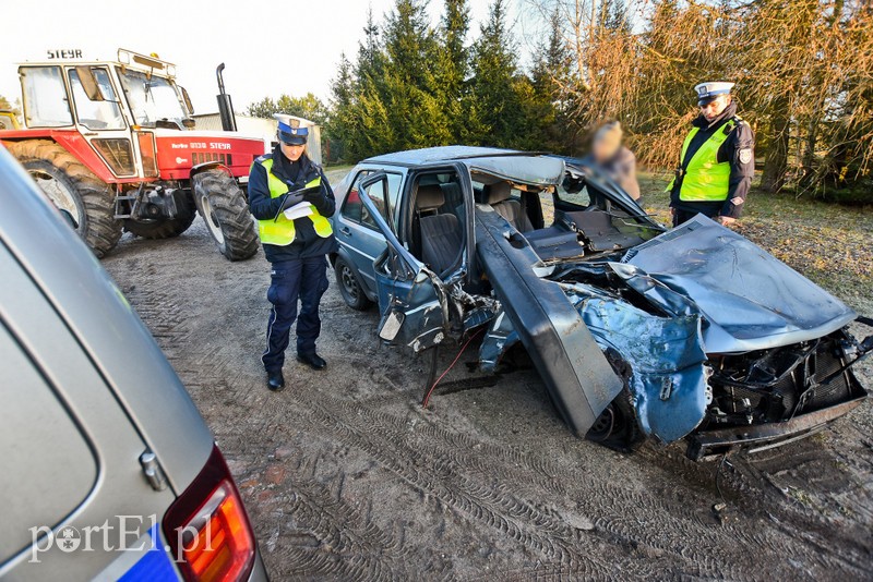 Uwaga, jest śllisko! Volkswagen uderzył w drzewo zdjęcie nr 216301