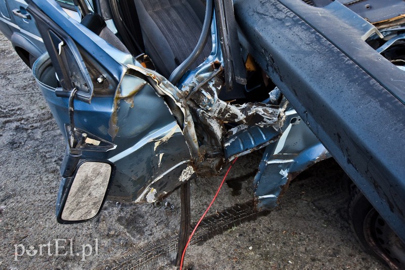 Uwaga, jest śllisko! Volkswagen uderzył w drzewo zdjęcie nr 216304