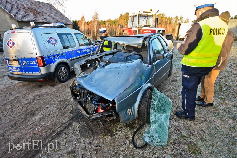 Uwaga, jest śllisko! Volkswagen uderzył w drzewo zdjęcie nr 216302