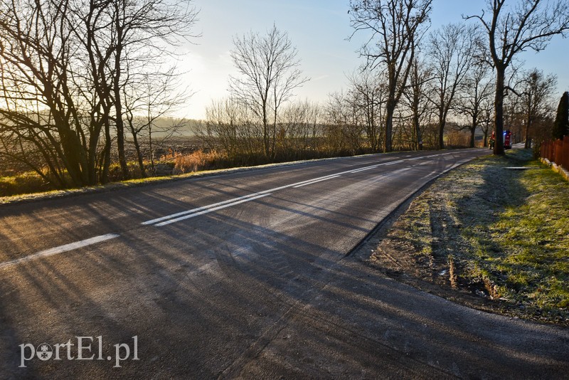 Uwaga, jest śllisko! Volkswagen uderzył w drzewo zdjęcie nr 216305