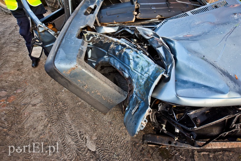 Uwaga, jest śllisko! Volkswagen uderzył w drzewo zdjęcie nr 216300