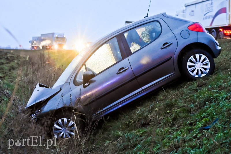 Wyprzedzała na zakręcie, skończyła w rowie i bez prawa jazdy zdjęcie nr 216412