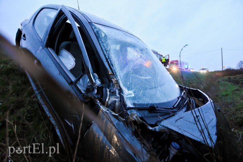 Wyprzedzała na zakręcie, skończyła w rowie i bez prawa jazdy zdjęcie nr 216413