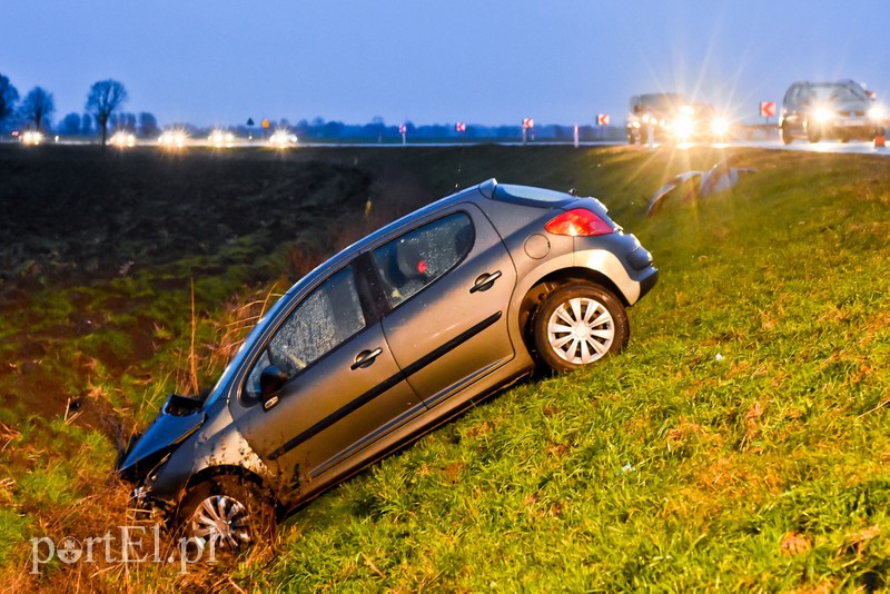 Wyprzedzała na zakręcie, skończyła w rowie i bez prawa jazdy zdjęcie nr 216418