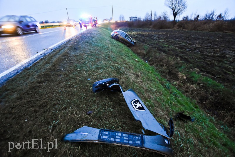 Wyprzedzała na zakręcie, skończyła w rowie i bez prawa jazdy zdjęcie nr 216414