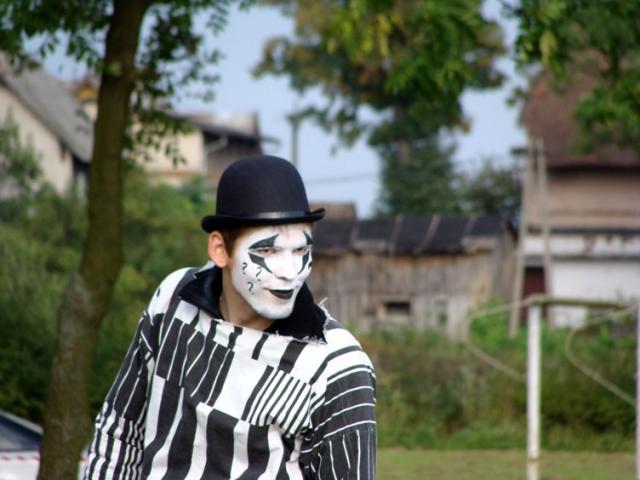 Dożynkowe święto z kuglarzami w tle zdjęcie nr 17485