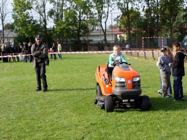 Dożynkowe święto z kuglarzami w tle zdjęcie nr 17484