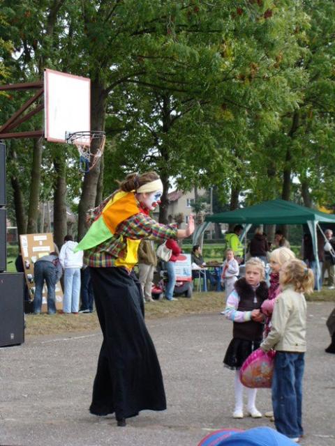 Dożynkowe święto z kuglarzami w tle zdjęcie nr 17483